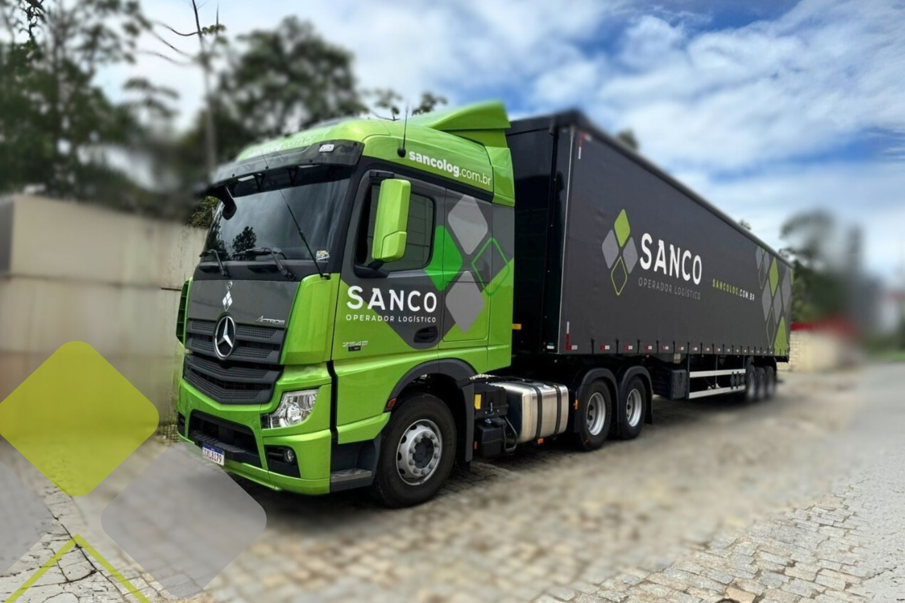 caminhão da Sanco de transporte de cargas estacionado no pátio