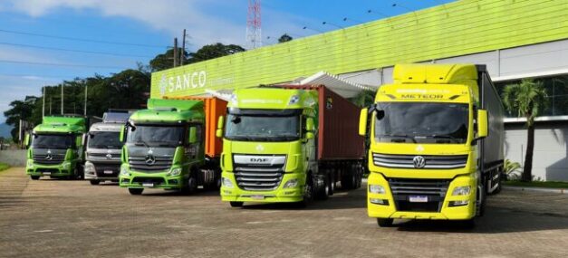 Caminhões da Sanco estacionados no pátio