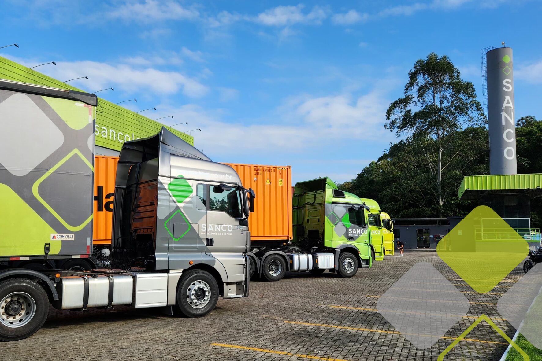 Transporte Lotação da Sanco estacionados no pátio